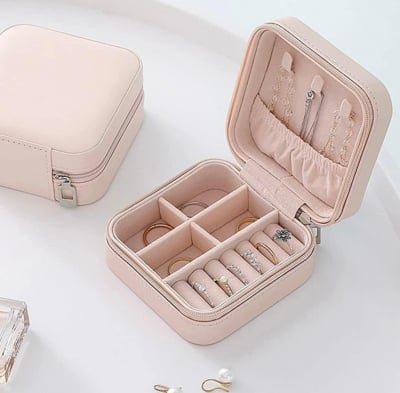 Кутия-органайзер за бижута, изработена от екологична кожа, с отделения за пръстени, колиета и обеци