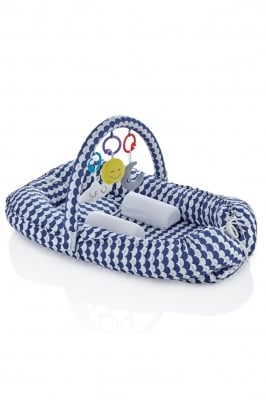 Бебешко гнездо с играчка - синьо/бяло