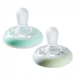 TOMMEE TIPPEE Комплект от 2 броя ортодонтични залъгалки Breast-Like NIGHT 0-6м, с кутия за стерилизиране и хигиенично съхранение