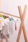Дървена закачалка за бебешки дрехи