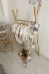 Дървена закачалка за бебешки дрехи