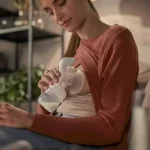 PHILIPS AVENT Комплект Ръчна помпа за изцеждане на кърма Natural Motion с контейнери VIA, шишета за хранене Natural и несесер